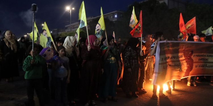 Tevgera Ciwanên Şoreşger li Minbic dijî tecrîda Reber APO meşek li dar xist