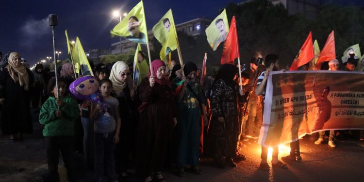 Tevgera Ciwanên Şoreşger li Minbic dijî tecrîda Reber APO meşek li dar xist