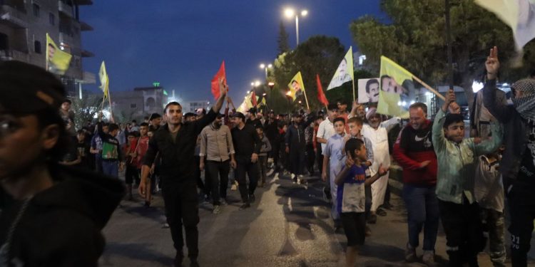 Tevgera Ciwanên Şoreşger li Minbic dijî tecrîda Reber APO meşek li dar xist