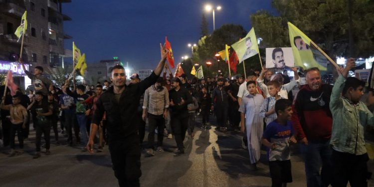 Tevgera Ciwanên Şoreşger li Minbic dijî tecrîda Reber APO meşek li dar xist