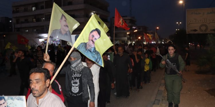 Tevgera Ciwanên Şoreşger li Minbic dijî tecrîda Reber APO meşek li dar xist