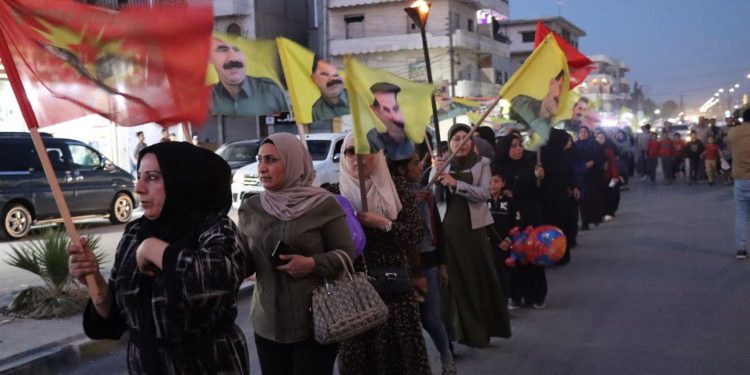 Tevgera Ciwanên Şoreşger li Minbic dijî tecrîda Reber APO meşek li dar xist