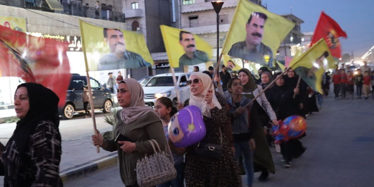 Tevgera Ciwanên Şoreşger li Minbic dijî tecrîda Reber APO meşek li dar xist