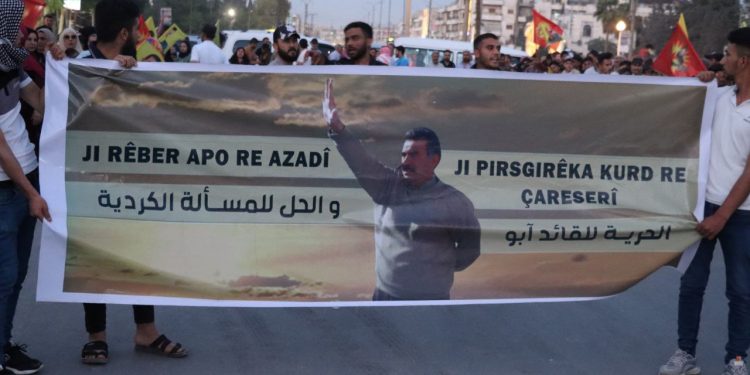 Tevgera Ciwanên Şoreşger li Minbic dijî tecrîda Reber APO meşek li dar xist