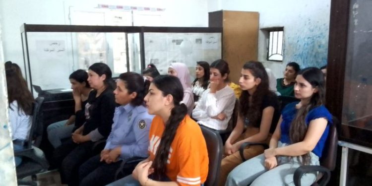 Jinên Ciwanên Kobanê li ser rol û misyona jinên ciwan niqaşan dikin