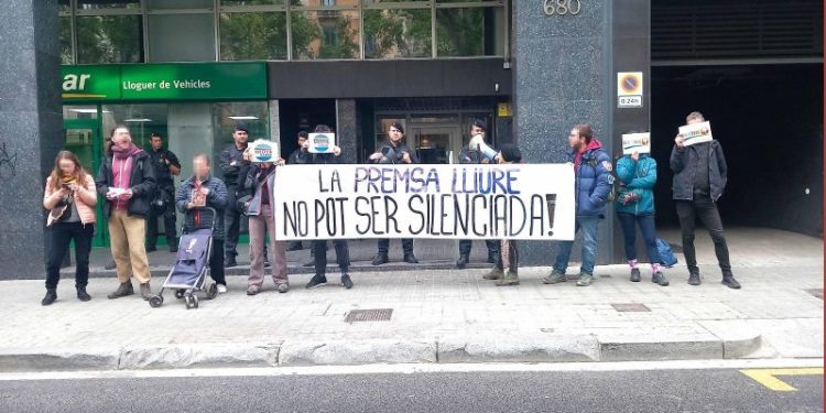 Mîtîngê protesto li ber balyozxaneya Belçîka li Barselona