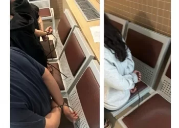 Ciwanên hatin binçavkirin bi kelepçeyan li pişta wan hatin ragirtin