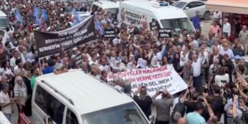 Li Colemêrgê gel ber bi qada mîtîngê ve diherike