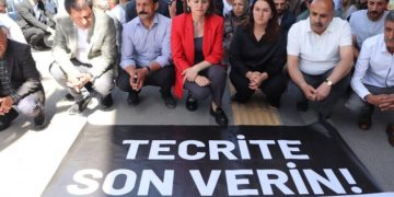 Di çalakiya ‘Deng Bide Azadiyê’ de tecrîd hat protestokirin