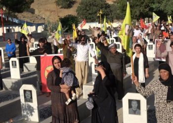 Şehîd Helmet, li ser gora xwe hat bibîanîn