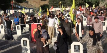 Şehîd Helmet, li ser gora xwe hat bibîanîn