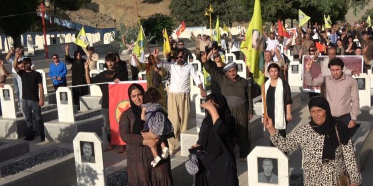 Şehîd Helmet, li ser gora xwe hat bibîanîn