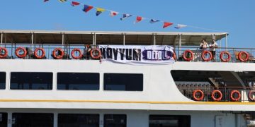 Li Stenbolê pankarta ‘bicehime qeyûm’ bi keştiyê ve daliqandin