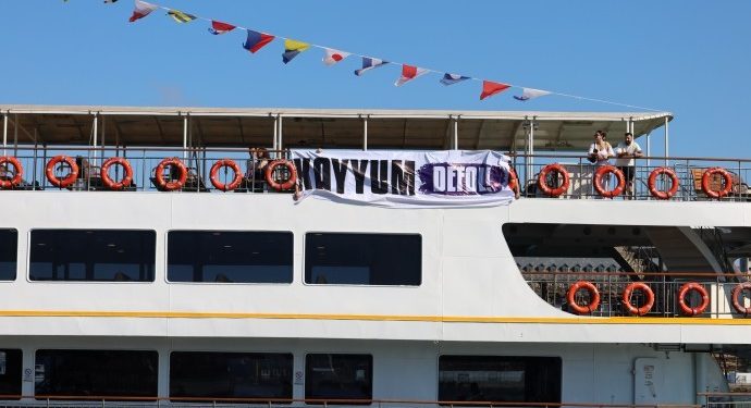 Li Stenbolê pankarta ‘bicehime qeyûm’ bi keştiyê ve daliqandin