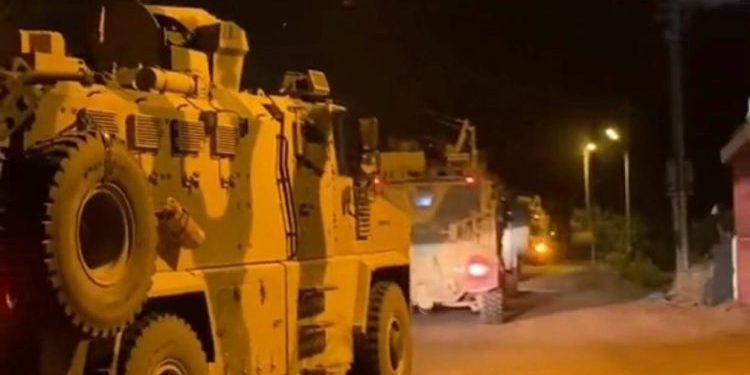 Konvoyek ya artêşa Tirk a dagirker li bajarokê Amêdiyê de digere