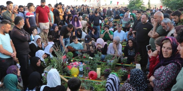 Bi boneya cejnê goristanên şehîdan hatin ziyaretkirin