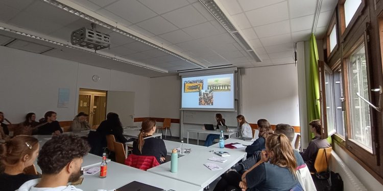 Jinên Ciwanên Xwendekar li Hannoverê li ser mijara “Azadiya Jinê” semînerek dan xwendekaran