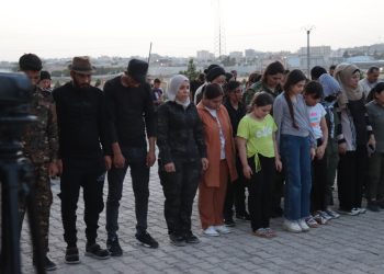 Li ser goristana şehîdan a Minbicê mûm hatin vêxistin