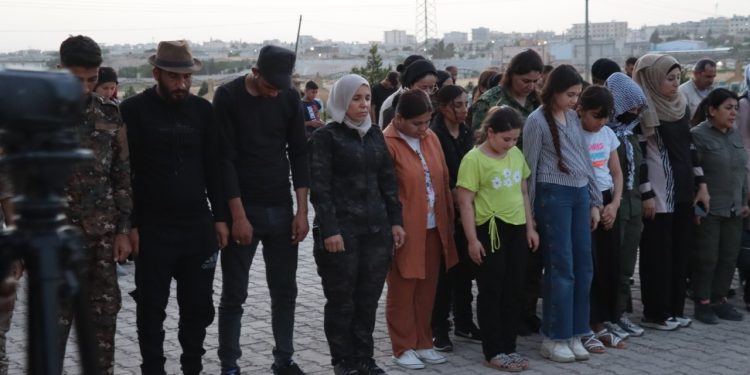 Li ser goristana şehîdan a Minbicê mûm hatin vêxistin