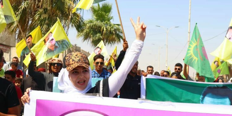 Bi pêşengtiya Jinên Ciwan li gundewarên Tebqa banga azadiya Rêber Apo