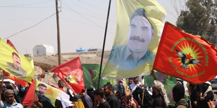 Ciwanên Şoreşger ên Dêrazor ji bo azadiya Rêber Apo meşiyan