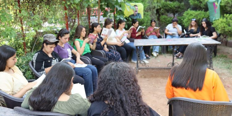 Jinên ciwan di xeta Rêbertî de îsrar dikin