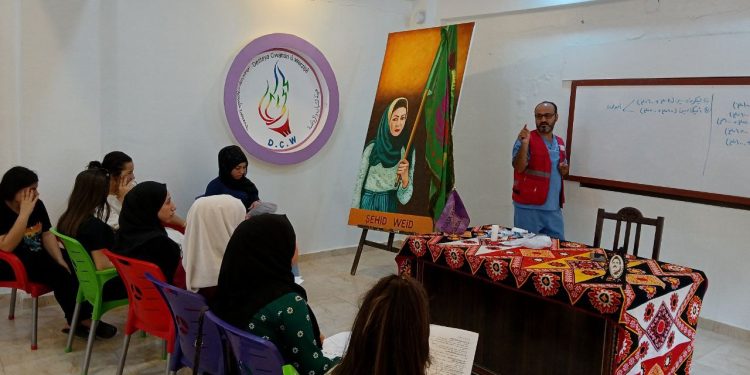 Endamên Yekitiya Jinên Ciwan ên Qamişlo perwerdeya alîkariya yekem dibînin