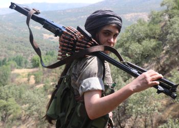 Tiliyek li ser tetîkê ye ya din jî li ser tuşa REC a kamerayê ye