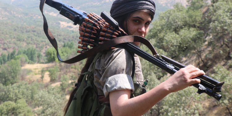 Tiliyek li ser tetîkê ye ya din jî li ser tuşa REC a kamerayê ye