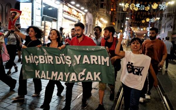 Ciwanên ku li Taksîmê 33 şehîdên Suruçê bi bîr anîn, di bin îşkenceyê de hatin binçavkirin