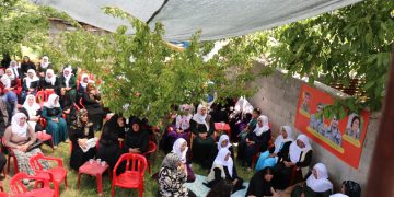 Li Wanê bi girseyî serdana şîna gerîlaya YJA Starê Dîlan Oklu tê kirin.