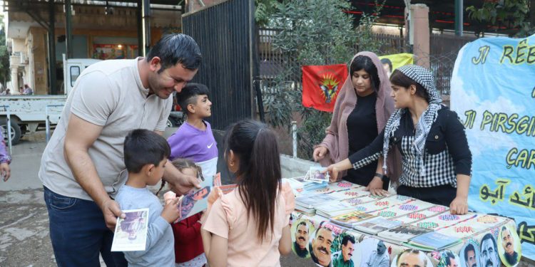 Ciwanên Şoreşger ên Kobanê pirtûkên Rêber Apo belav dikin