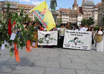 Jinên ciwan di roja dawî ya çalakiya xwe de ji bo Rêberr APO stranek nivîsandin