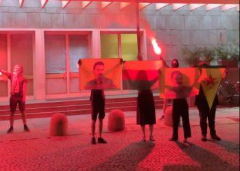 Ciwanên enternasyonalîst avahiya çapemeniyê protesto kirin