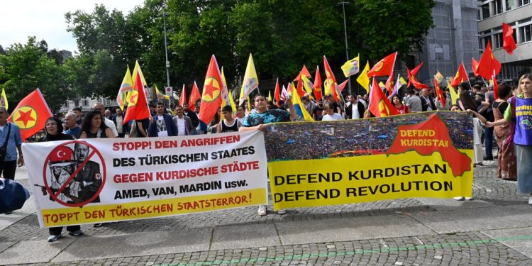 Gerîlayên Azadiyê yên li Zap, Metîna, Avaşînê li berxwe didin, ji Zurîhê hatin silavkirin