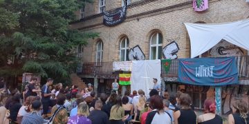 Li Berlînê bi boneya 12. salvegera Şoreşa Rojava sînevîzyon hat pêşandan