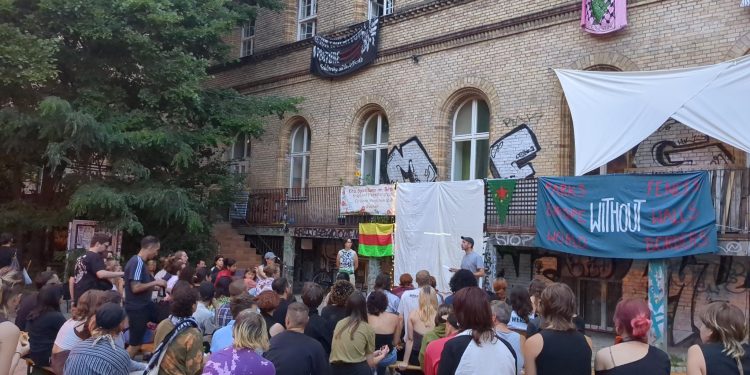 Li Berlînê bi boneya 12. salvegera Şoreşa Rojava sînevîzyon hat pêşandan