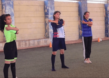 Jinên Ciwanên Şehba ji bo maça futbolê amade ne