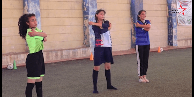 Jinên Ciwanên Şehba ji bo maça futbolê amade ne