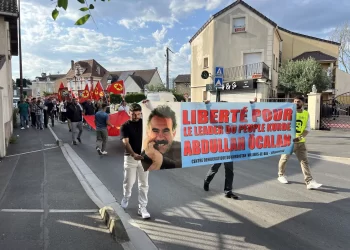 Gelê Kurd li Parîs’ê ji bo azadiya fîzîkî ya Rêber APO qêriyan