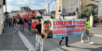 Gelê Kurd li Parîs’ê ji bo azadiya fîzîkî ya Rêber APO qêriyan