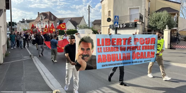 Gelê Kurd li Parîs’ê ji bo azadiya fîzîkî ya Rêber APO qêriyan