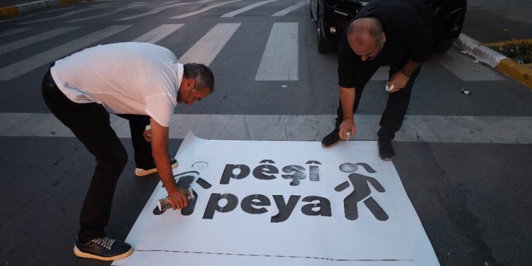 Li Stenbolê li ser rê ‘Pêşî Peya’ hat nivîsandin