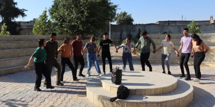 Xwendekarên Reqayê êrişên li dijî çanda kurdî şermezar kir