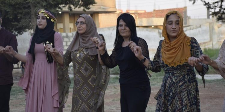 Di pêşengtiya Jinên Ciwan de êrişên qirkirina çandî hat şermezar kirin