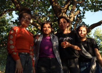 Em di bin siya darên welatê xwe ya xweşîk de dibin hevalê hevdû