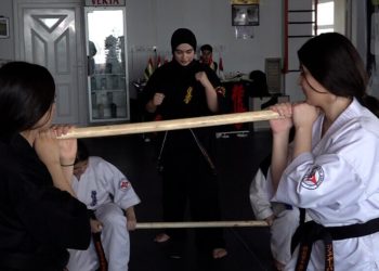 Jinên Ciwan parastina xwe pêş dixin