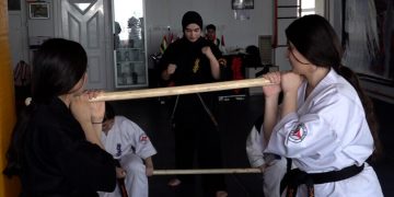 Jinên Ciwan parastina xwe pêş dixin