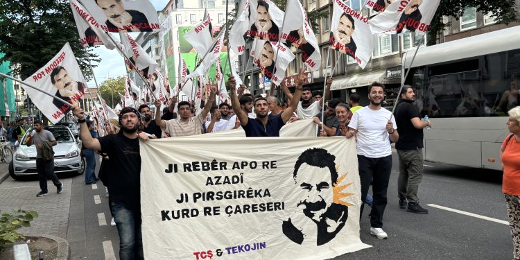 Li Dusseldorfê bi pêşengiya TCŞ û TekoJin ji bo fizikî azadiya Rêber APO meş hat lidarxistin