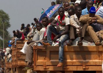 Ciwanên Efrîqayî: Gendelî gefê li paşerojê dixwe û rê li ber koçberiyê vedike